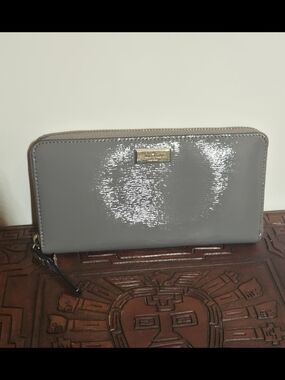 NWOT Kate Spade Gray Patent Leather Zip Wallet with Silver Plaque